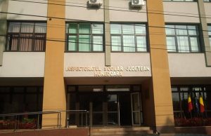 Profesor cu vechime, „scos” din normă. Contestă o decizie a IȘJ Hunedoara și își așteaptă superiorii la proces