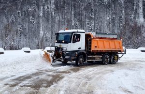 Cum se fură la întreținerea drumurilor cu COMPLICITATEA administrației. PRĂDUITORII bugetului județean, prinși cu ocaua mică