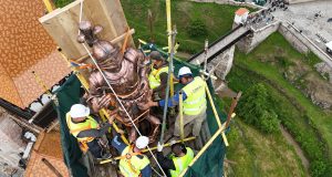 Cavalerul care îl reprezintă pe Iancu de Hunedoara a fost reamplasat pe Turnul Buzdugan al Castelului Corvinilor